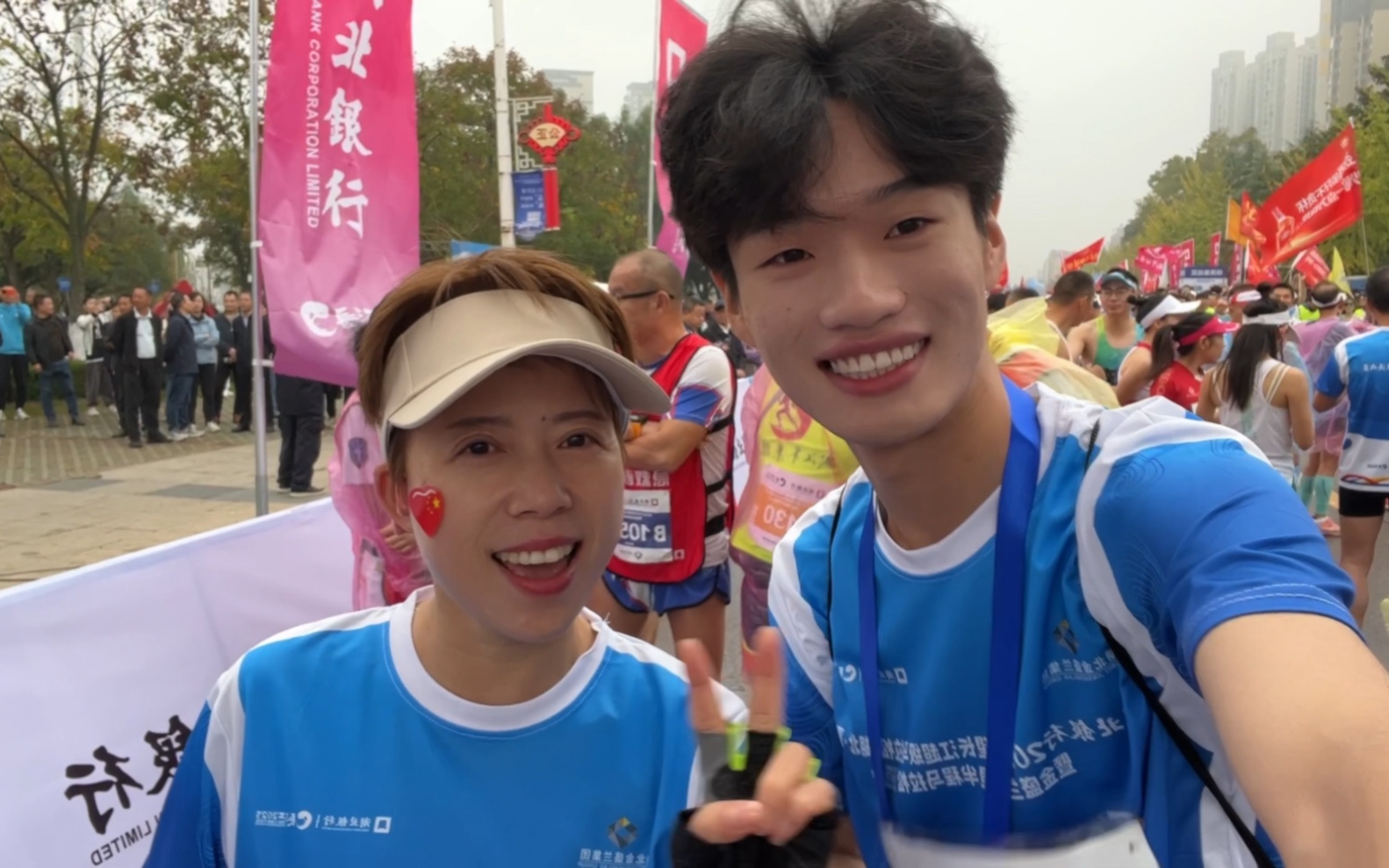 马拉松比赛中，选手们挑战极限，勇夺冠军